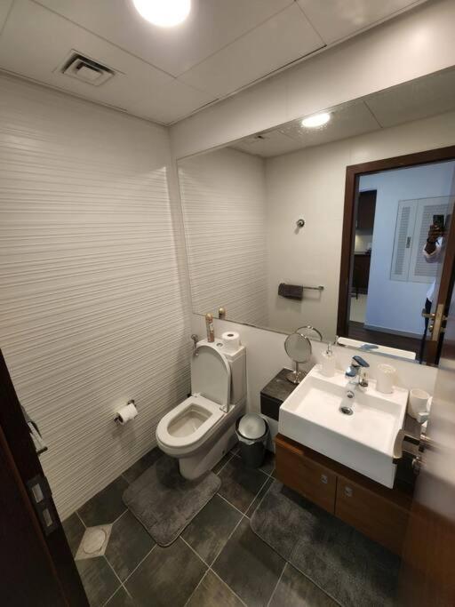 Cozy 1Br In Iconic Tower Apartment Абу Даби Екстериор снимка