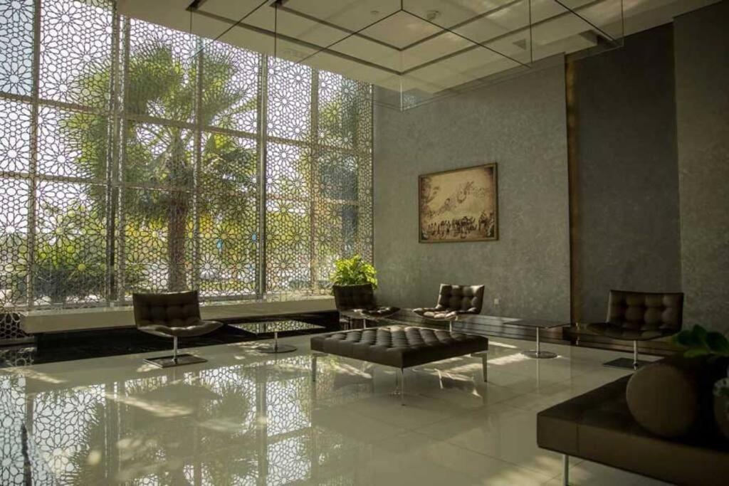 Cozy 1Br In Iconic Tower Apartment Абу Даби Екстериор снимка